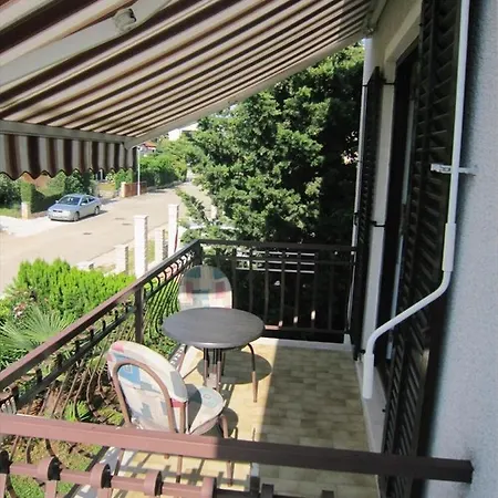 In Novigrad With Balcony, Air Conditioning Apartment