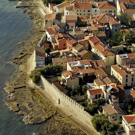 In Novigrad With Balcony, Air Conditioning Apartment *