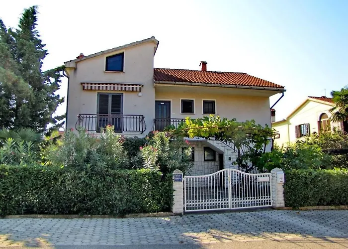 Appartement In Novigrad With Balcony, Air Conditioning
